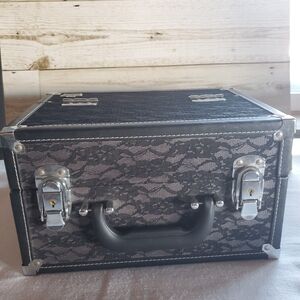 Caboodles Medium Make Me Over train case